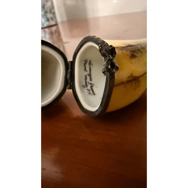 Late 20th Century Late 20th Century Hand-Painted Limoges Porcelain Banana Trinket Box – French Peint Main Hinged Box For Sale - Image 5 of 5