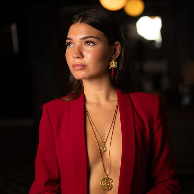 Gold Alexander’s Victory Medallion Necklace For Sale - Image 8 of 14