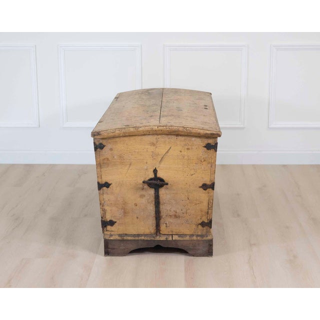 Gustavian (Swedish) Swedish 19th Century Painted Pine Blanket Chest For Sale - Image 3 of 10