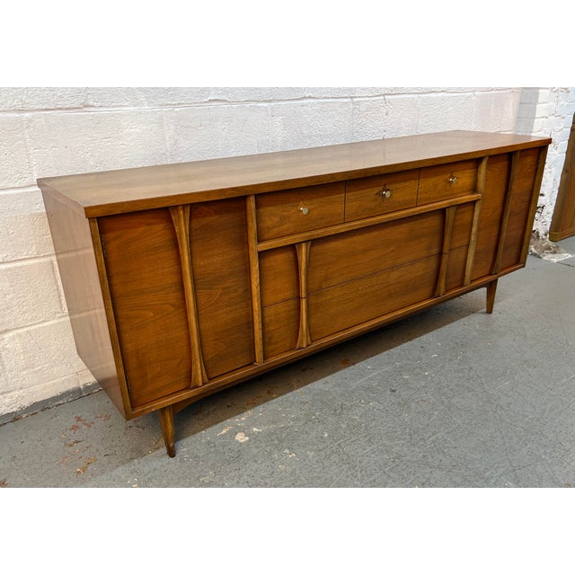 Bassett Furniture Mid-Century Modern Walnut Credenza by Leo Jiranek for Bassett Furniture For Sale - Image 4 of 18