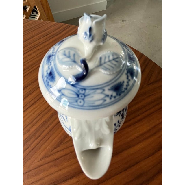 Meissen Porcelain Vintage Mid 20th Century Meissen Blue Onion Demitasse Coffee Pot With Rosebud Finial Lid For Sale - Image 4 of 12