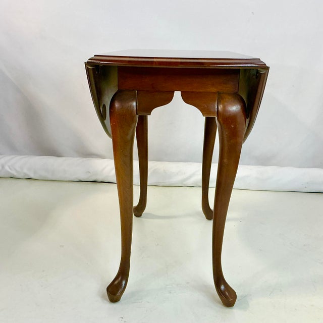 Queen Anne 1980s Vintage Traditional English Queen Anne Mahogany Drop Leaf Side Table For Sale - Image 3 of 13