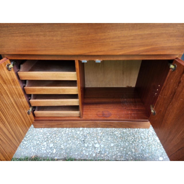 1960s Arne Wahl Iversen for Vinde Møbelfabrik Danish Modern Teak Vanity Desk Set | Made in Denmark | Floating Vanity With Hidden Mirror Dresser Set For Sale In Baltimore - Image 6 of 16