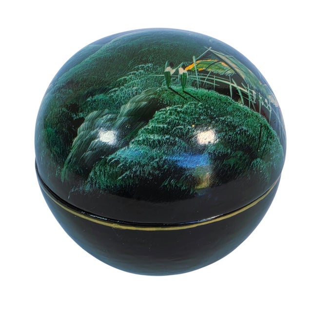 Early 20th Century Vintage Japanese Lacquerware Round Trinket Box With Porcelain Rose Accent For Sale - Image 5 of 17