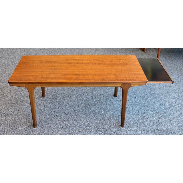Iconic Mid Century Modern Extending Teak Coffee Table W/ Two Pull-Out Drinks Trays c.1960 For Sale - Image 11 of 12