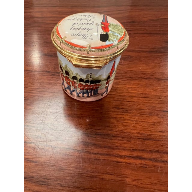 1980s 1980s Halcyon Days Enamel Box "They're Changing Guard at Buckingham Palace ...", English For Sale - Image 5 of 8