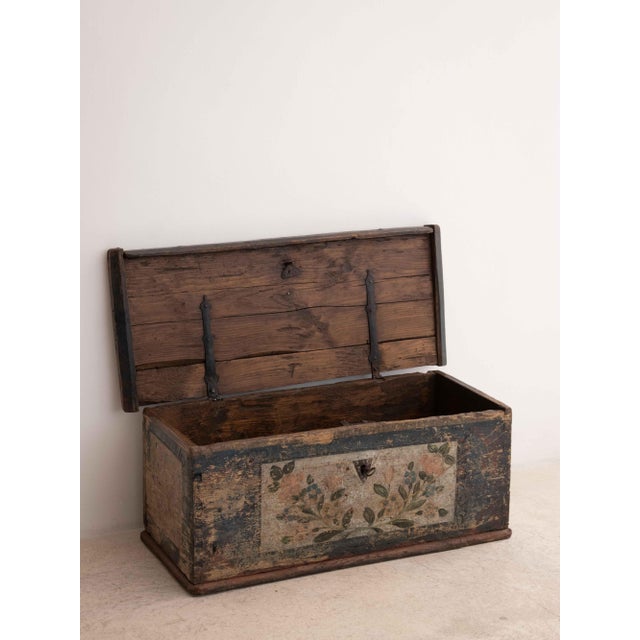 A beautiful Swedish chest with hand-painted floral decorations. Dating back to the 18th century.