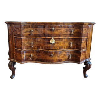 Baroque Inlaid Walnut and Burl Wood Commode with Serpentine Front and Cabriole Legs, 1780s For Sale