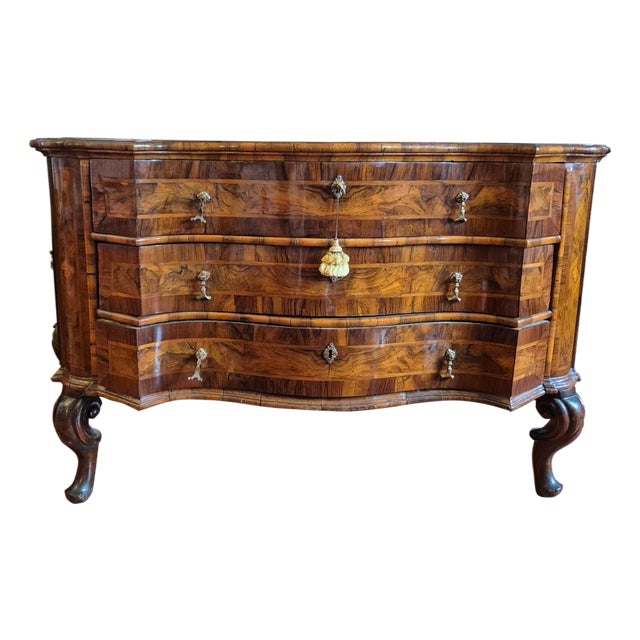 Baroque Inlaid Walnut and Burl Wood Commode with Serpentine Front and Cabriole Legs, 1780s For Sale