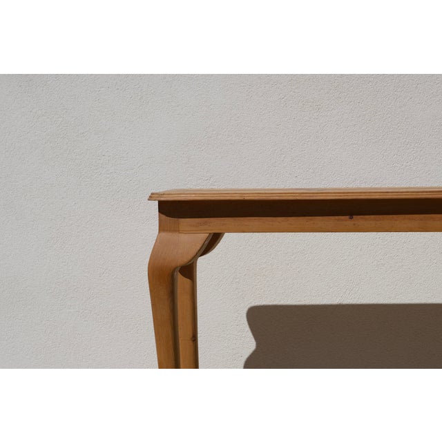 Queen Anne 1980s Handcrafted Queen Anne Sofa Table, Fire-Figured Sugar Pine Top For Sale - Image 4 of 14