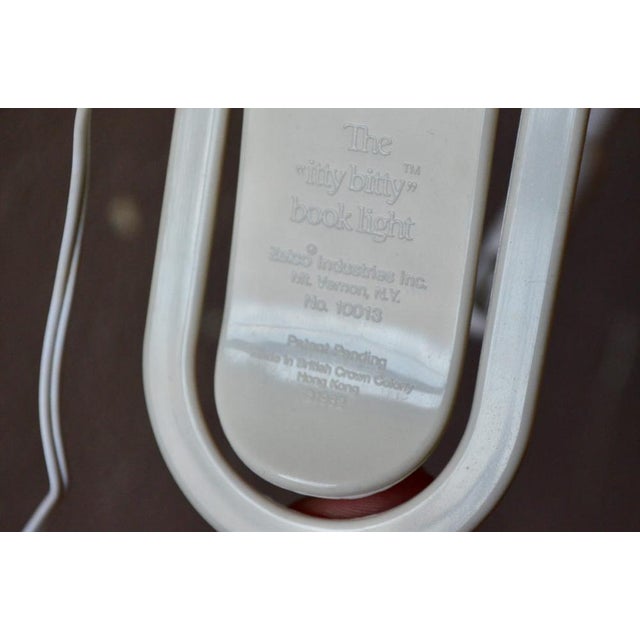 1980s Liseuse The Itty Bitty Book Light, 1980s For Sale - Image 5 of 17