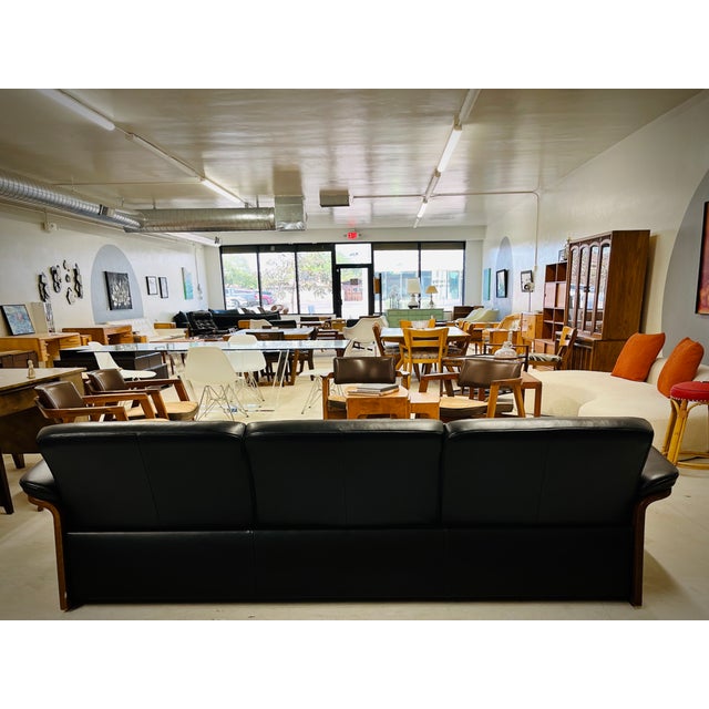 Ekornes ASA 1990s Ekornes Authentic Black Leather Norwegian "Pegasus" Couch With Walnut Frame/Legs For Sale - Image 4 of 7