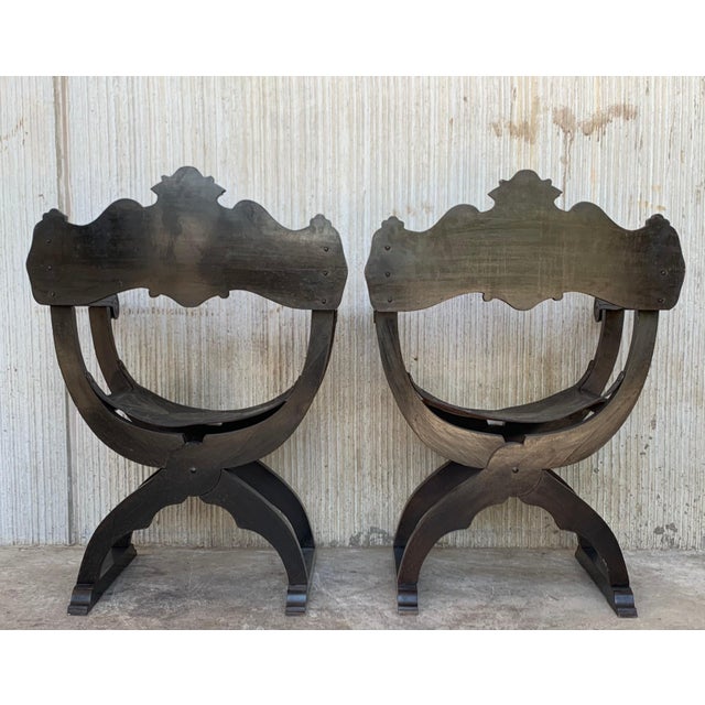 19th Century Pair of Carved Walnut Tooled Leather Savonarola Bench or Settee For Sale - Image 4 of 18