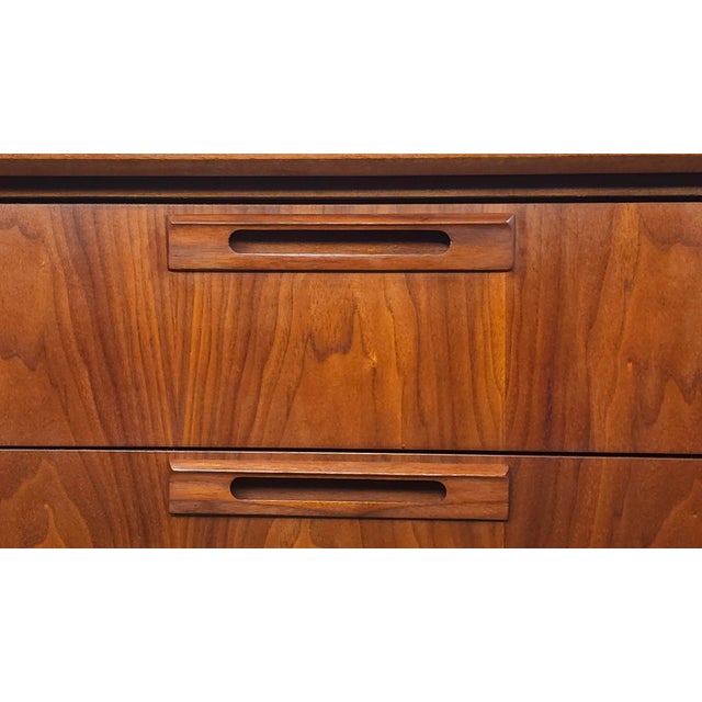 Brown 1960s Slick Restored Mid Century Modern Credenza Walnut United Furniture, Attributed For Sale - Image 8 of 13