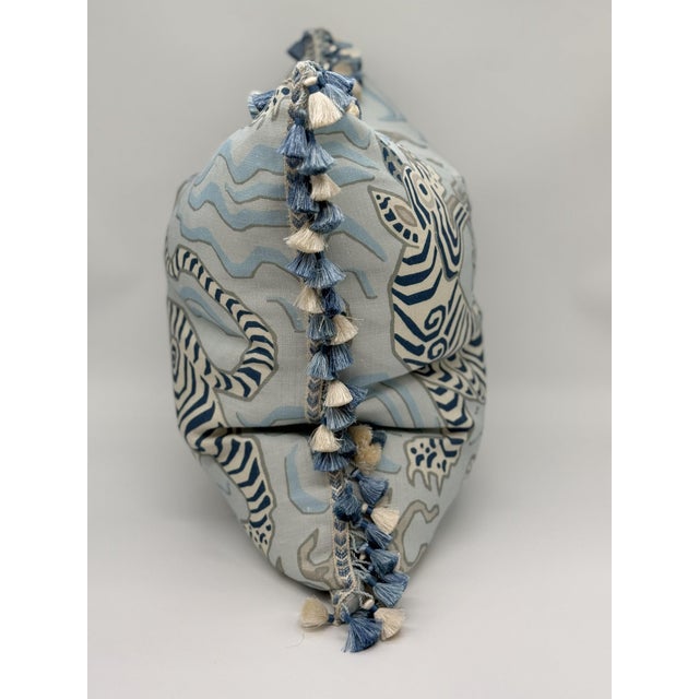 Description This handmade 20" x 20" decorative pillow cover (22" x 22" including trim) is crafted from Clarence House’s...