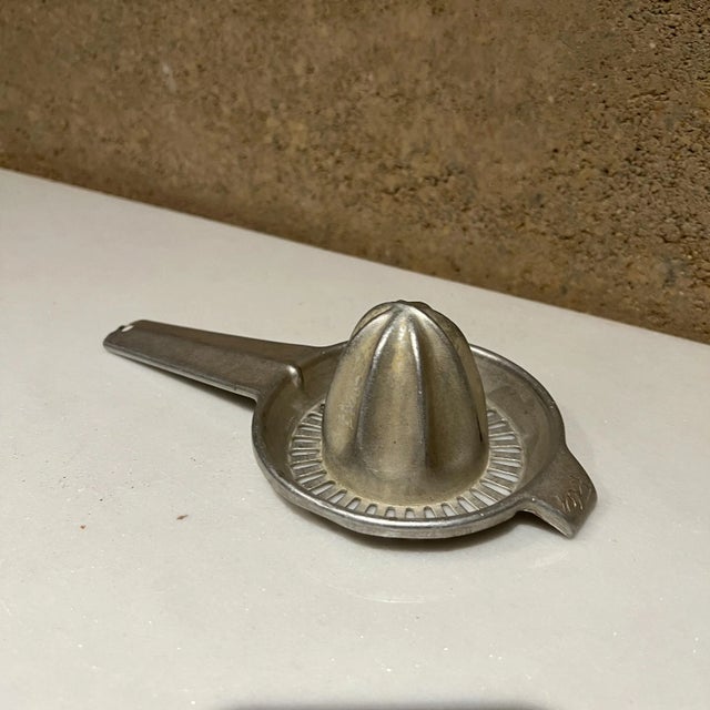 Silver 1960s Airstream Foley Handheld Citrus Juicer Reamer Aluminum For Sale - Image 8 of 8