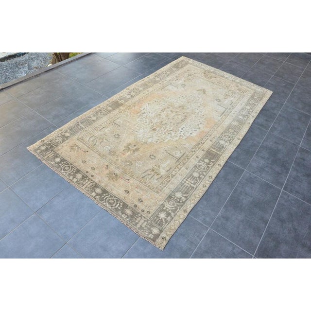 Boho Chic Vintage Bohemia Beige Oushak Rug, 1960s For Sale - Image 3 of 11