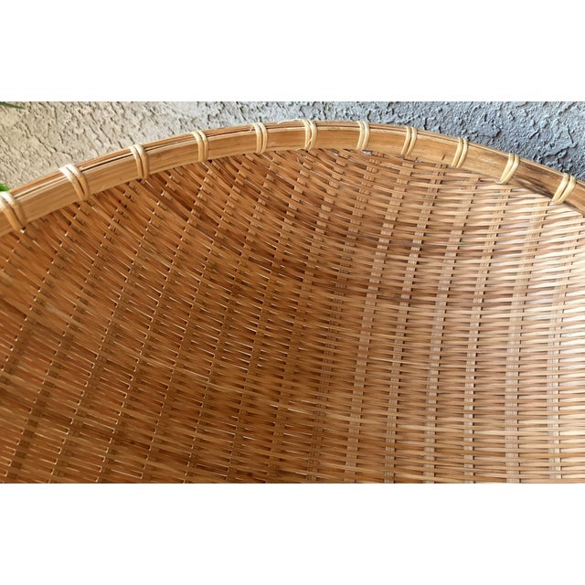 Late 20th-Century Nicely-Sized Contemporary Winnowing-Style Handwoven Bamboo Basket For Sale - Image 13 of 17