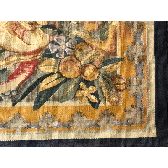Small but precious this tapestry that comes from the French town of Aubusson. A decoration rich in flowers and fruits...