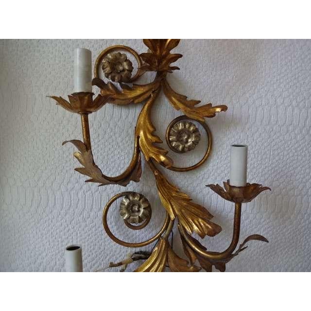 Mid-20th Century Pair of Gilt Bronze Hollywood Regency Wall Sconces. For Sale - Image 4 of 10