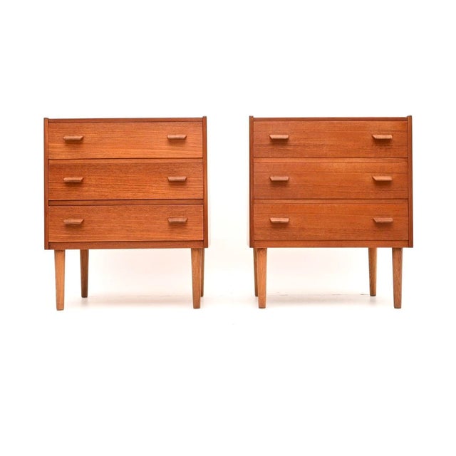 A very stylish and extremely well made pair of vintage teak bedside chests by Heal’s. They were made in England with a...