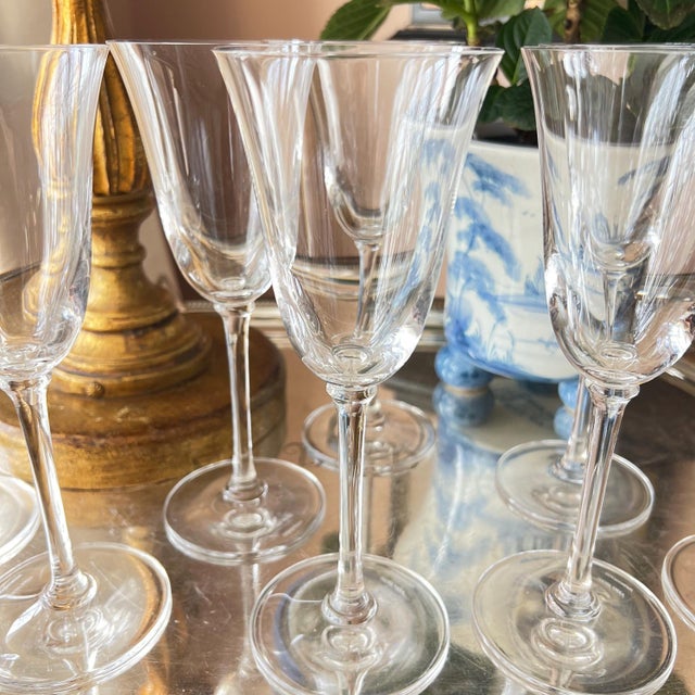 This is a gorgeous set of 8 crystal wine glasses with beautiful flared design and elegant stem. Designed by Vera Wang for...