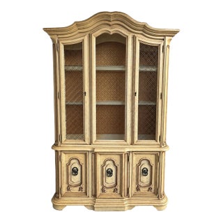Vintage Stanley Furniture French Provincial Lighted China Cabinet / Hutch – Antique Ivory For Sale