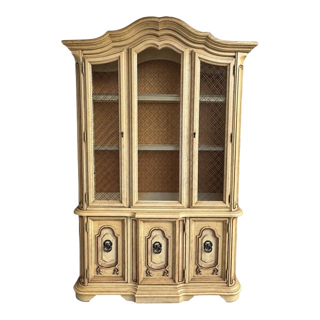 Vintage Stanley Furniture French Provincial Lighted China Cabinet / Hutch – Antique Ivory For Sale