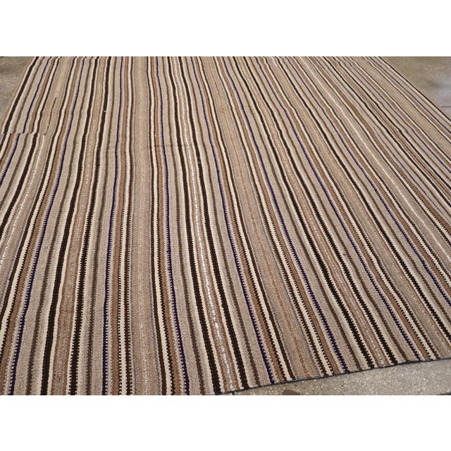 Mid-20th Century Handmade Turkish Flatweave Kilim Room Size Carpet For Sale In New York - Image 6 of 8