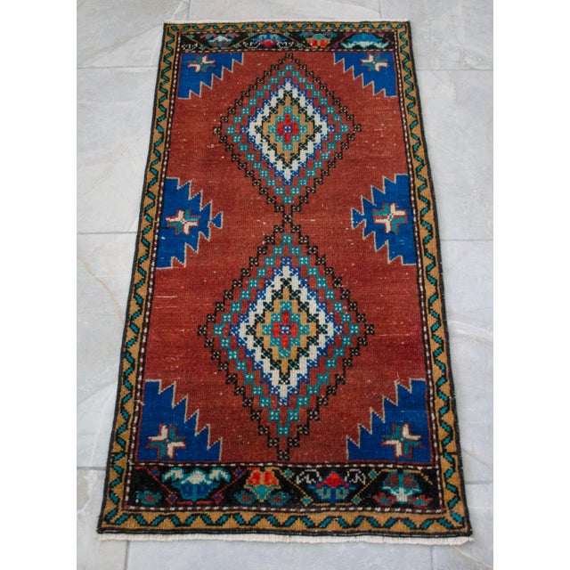 1970s Elegant Small Turkish Rug, 1970s Hand Made Bath Mat Kitchen Decor, Entry Mat - 20″ X 40″ For Sale - Image 5 of 11