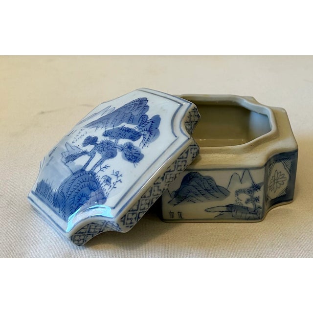Vintage Chinoiserie Blue and White Lidded Ceramic Box For Sale In Palm Springs - Image 6 of 12