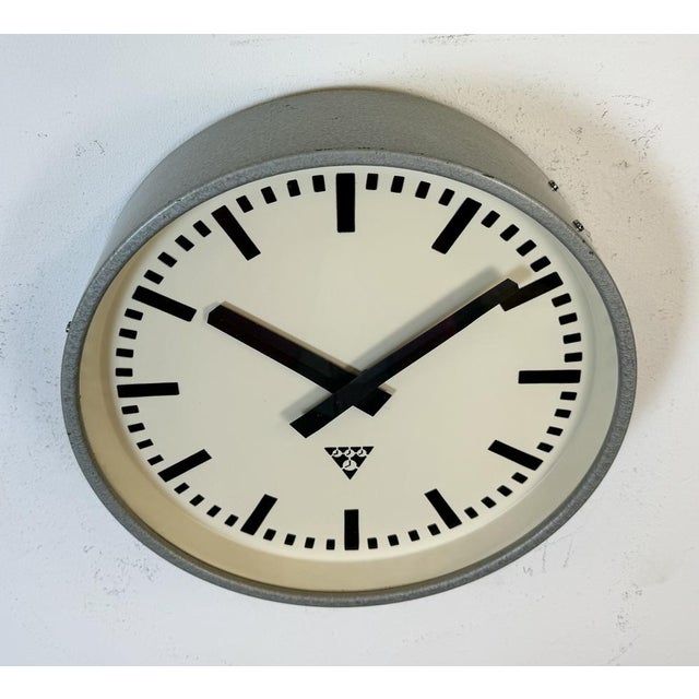 Industrial Grey Factory Wall Clock from Pragotron, 1960s For Sale - Image 4 of 18