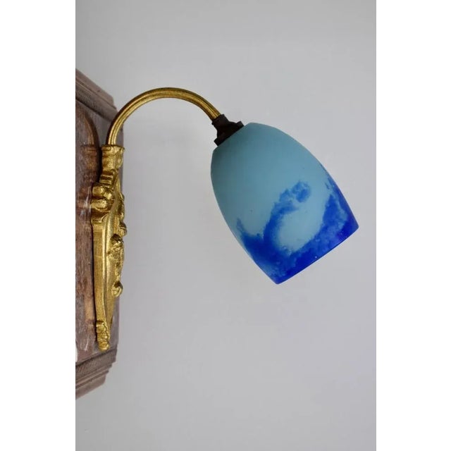 Beautiful vintage French wall sconce dating from the early 20th century. This Art Deco wall sconce features a foliage...