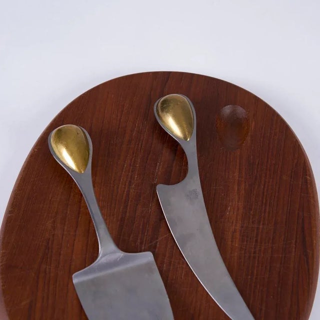 Mid-Century Modern Vintage Vivianna Torun Bulow-Hube for Dansk Cheese Knife, Cake Server, and Teak Cutting Board For Sale - Image 3 of 7