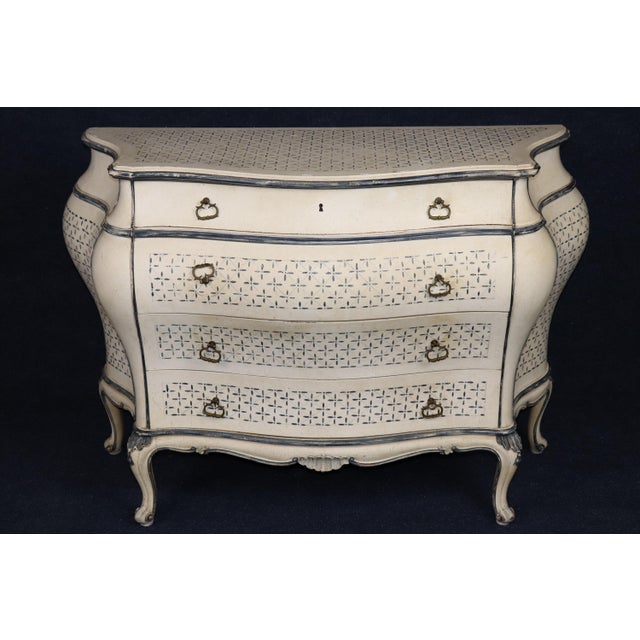 Pair 20th C. Italian Creme Painted 4 Drawer Bombe Commodes For Sale In Philadelphia - Image 6 of 15