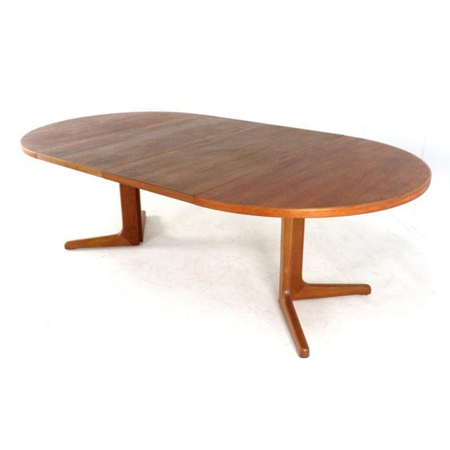 A beautiful round vintage table with a Danish design and a 2-stage extension mechanism, finished in teak. Its warm color,...