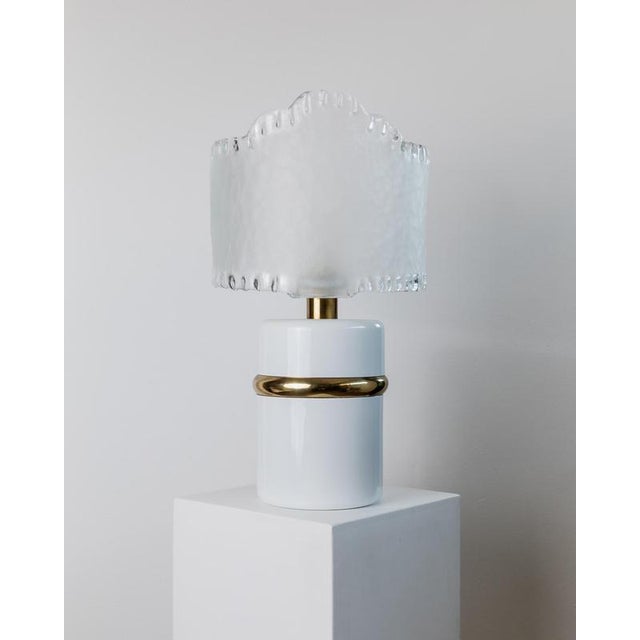 This large vintage murano glass table lamp from the 1980s embodies timeless hollywood regency elegance. Featuring a...