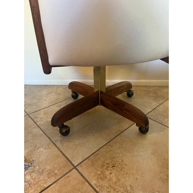 Cream Mid Century Modern Oak Executive Office Swivel Chair For Sale - Image 8 of 9