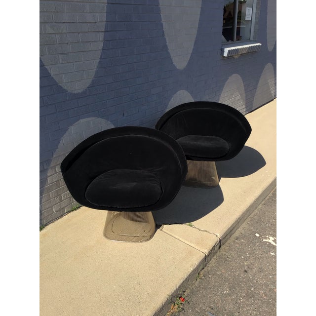 An iconic example of mid-century modern design, this original Warren Platner lounge chair for Knoll showcases the...