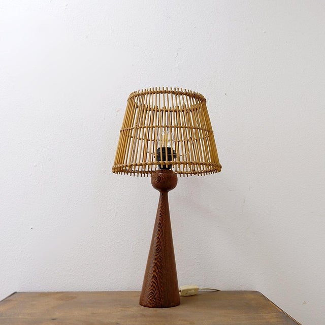 Mid-Century Modern Keel-Shaped Wood Table Lamp with Bamboo Shade, 1960s For Sale - Image 3 of 13