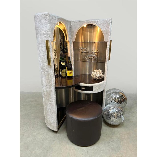 Dress to impress. Imagine yourself in Moulin Rouge style while applying makeup in this unique dressing table capsule....