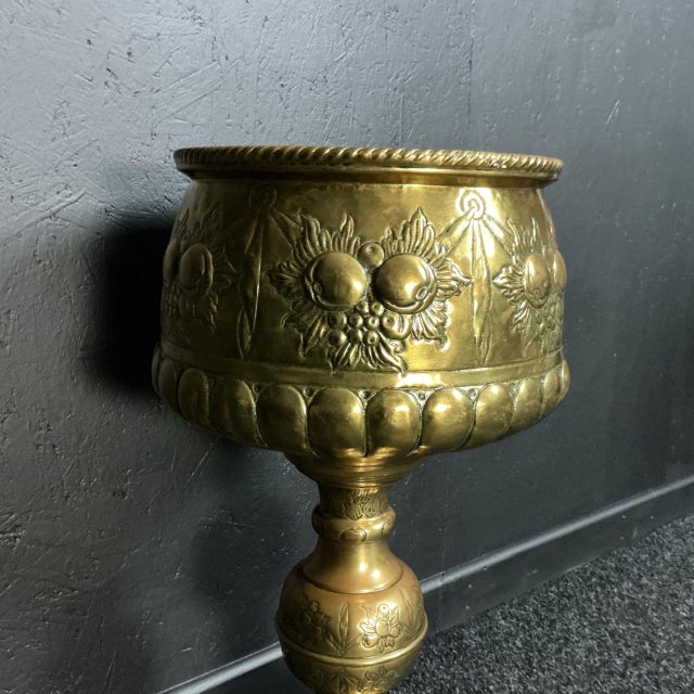 Antique Brass Planter, 1905, in Good conditions. Designed 1890 to 1919