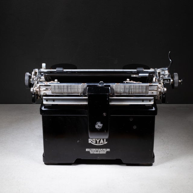 Art Deco Royal KHM Standard Typewriter c.1935 For Sale In San Francisco - Image 6 of 7