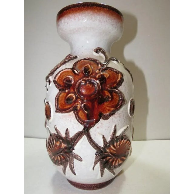 1970s Vintage Italian Abstract White & Red Pottery Flower Vase For Sale - Image 5 of 11