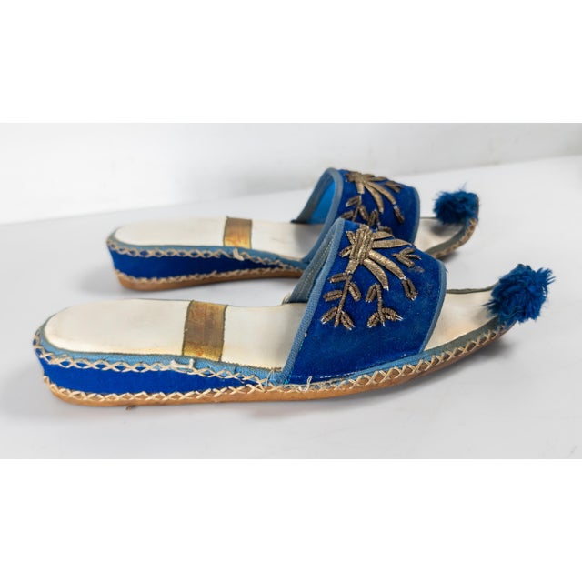 19th Century Pair of Turkish Khussa Mojari Slipper Shoes in Blue Velvet For Sale In New York - Image 6 of 10