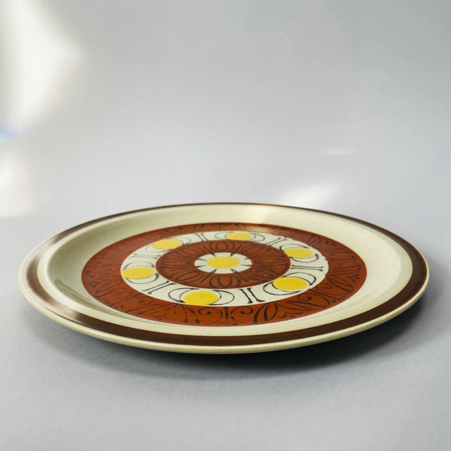 Vintage 70s Mid-Century Modern Topaz Japanese Sunburst Stoneware Dinner Plates- Set of 4 For Sale - Image 4 of 13