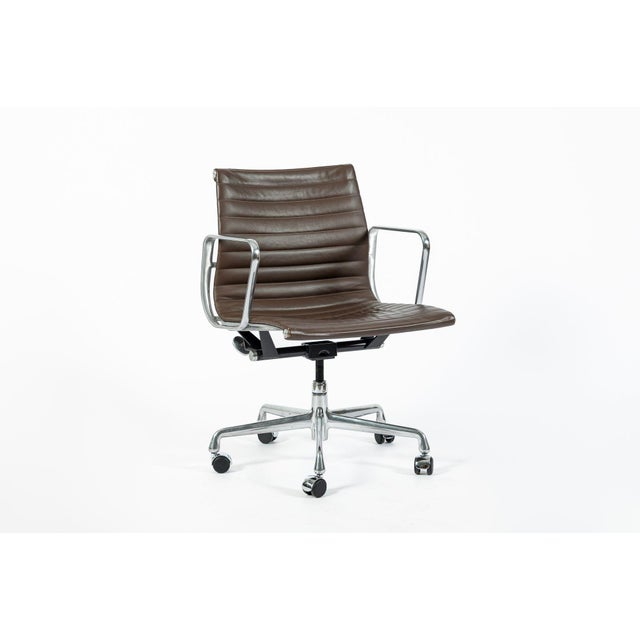Set of 4 Eames Herman Miller Office Chairs, Brown Leather Thin Pad Aluminum Group For Sale - Image 9 of 18