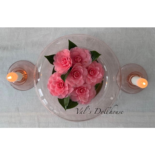 Here is an American glass centerpiece bowl in blush pink and sleek Art Deco style. Timeless, classic and evergreen, it is...