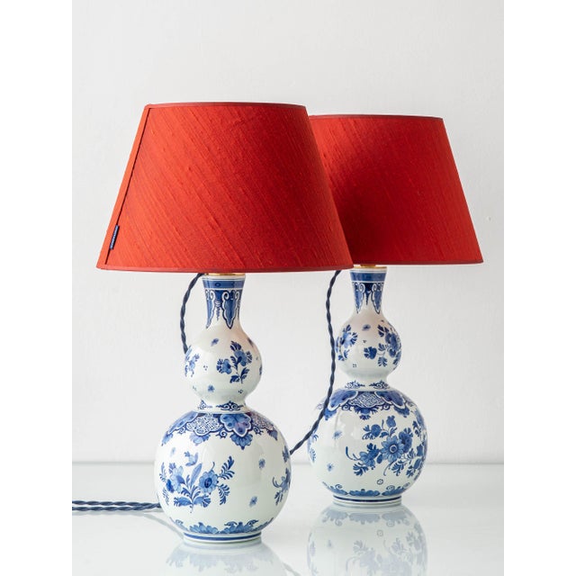 1970s Vintage Royal Delft Blue & White Ceramic Table Lamps with New Vermilion Silk Shades, Set of 2 For Sale - Image 5 of 18