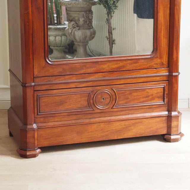 Louis-Philippe Mirrored Cabinet in Walnut, 1860s For Sale - Image 3 of 18